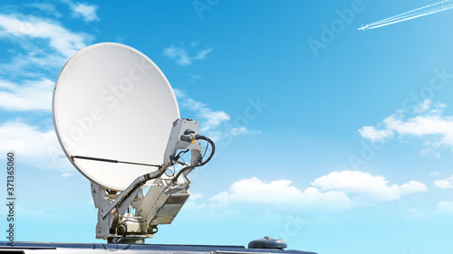 Photo mobile satellite antenna against airplane flying high on blue sky background Fro