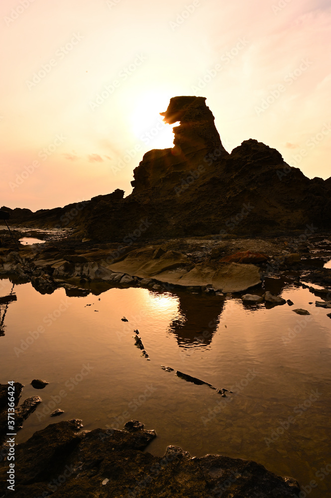 男鹿半島ゴジラ岩と夕日とリフレクション