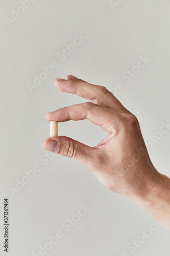 Person mit Tabletten in der Hand