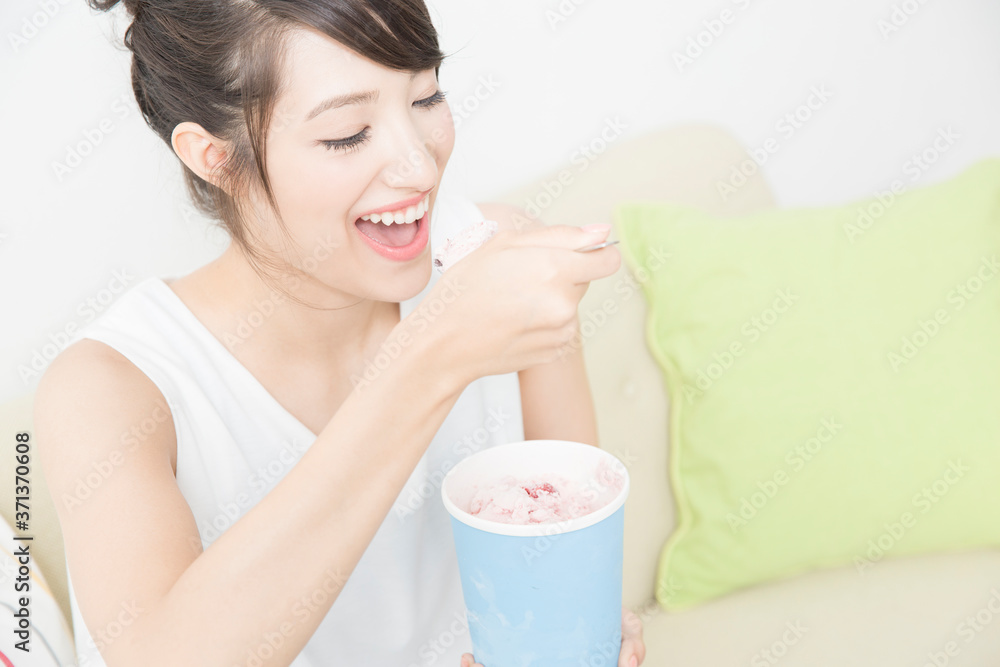 アイスを食べる女性 アイスを食べる女性