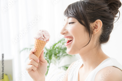 アイスを食べる女性