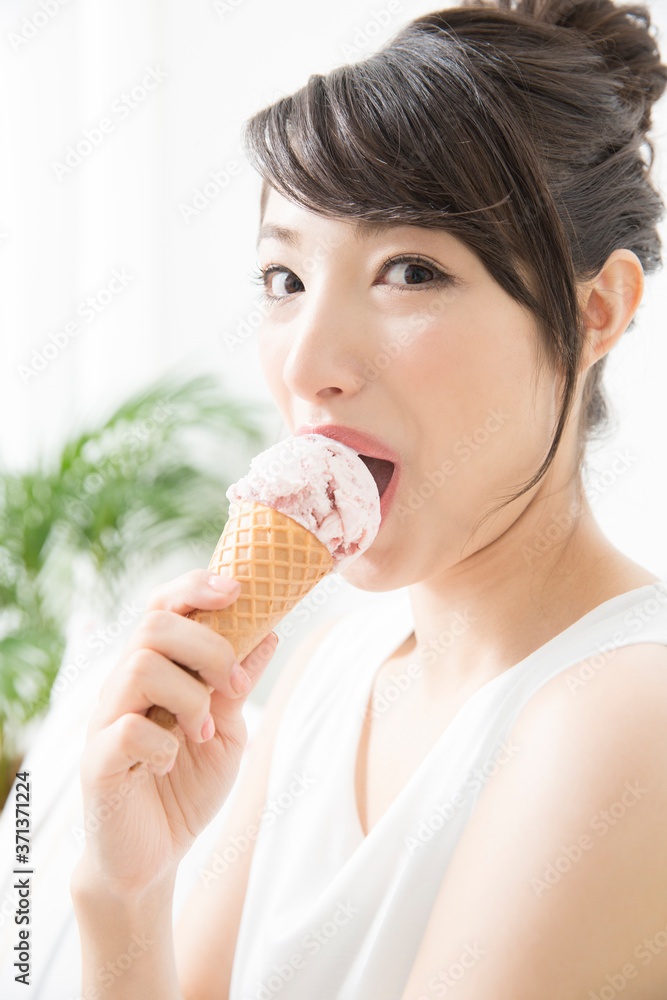 アイスを食べる女性 アイスを食べる女性
