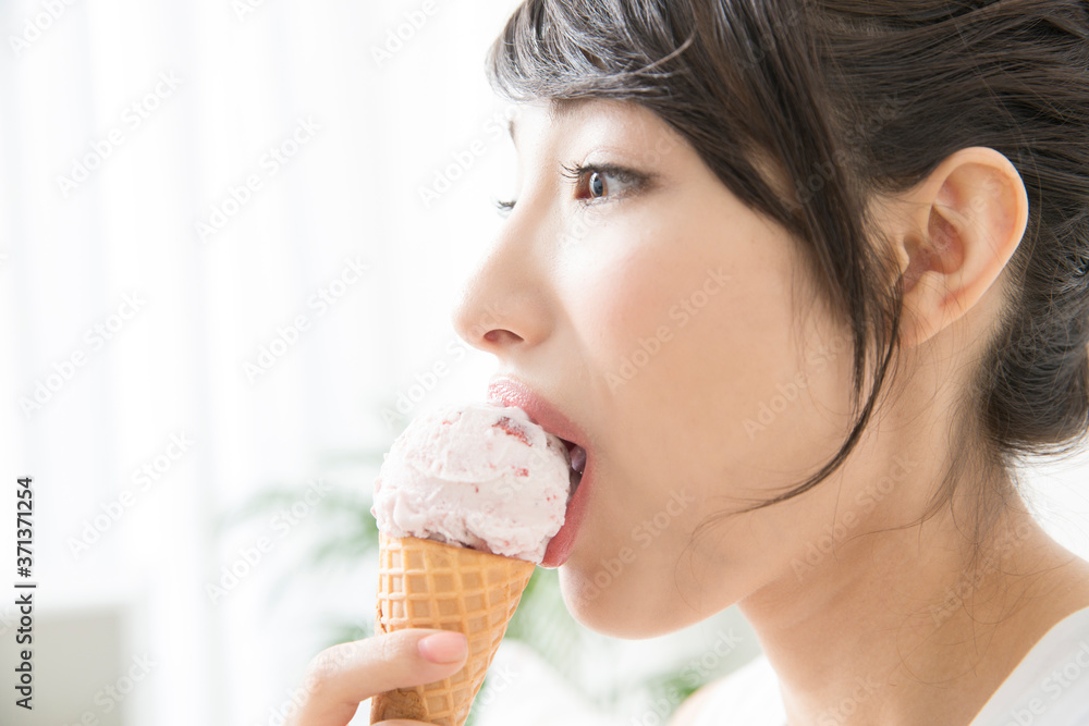 アイスを食べる女性