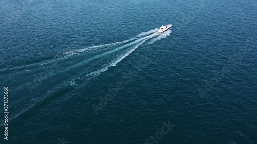 Wallpaper Mural White yacht slow motion diagonally on blue water, boat top view 4k video. Torontodigital.ca