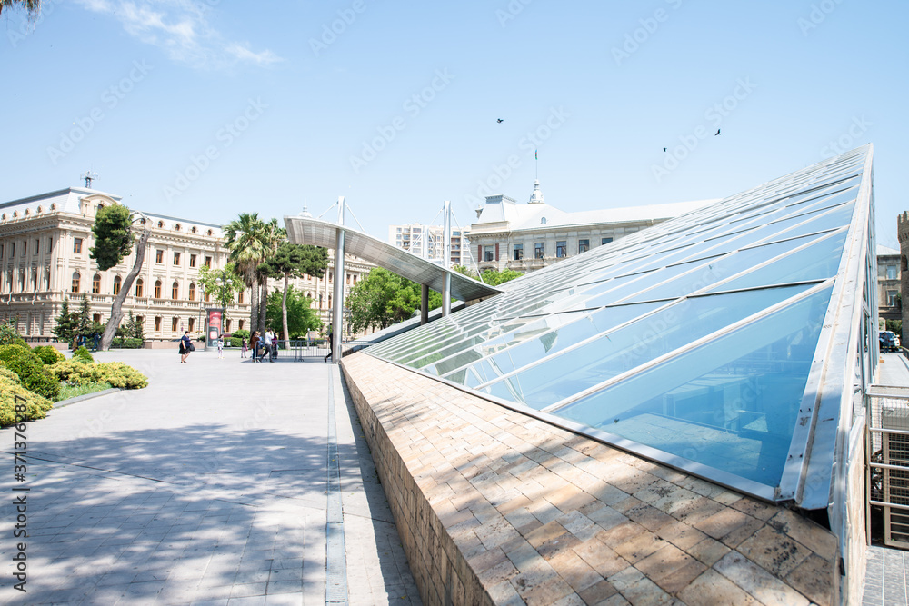 Obraz premium Baku, Azerbaijan - April 29, 2020: Metro Icherisheher in the morning. Glass pyramid.
