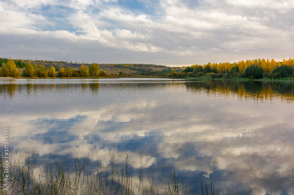Landscape images of the lake in the daytime, with beautifully reflected white clouds