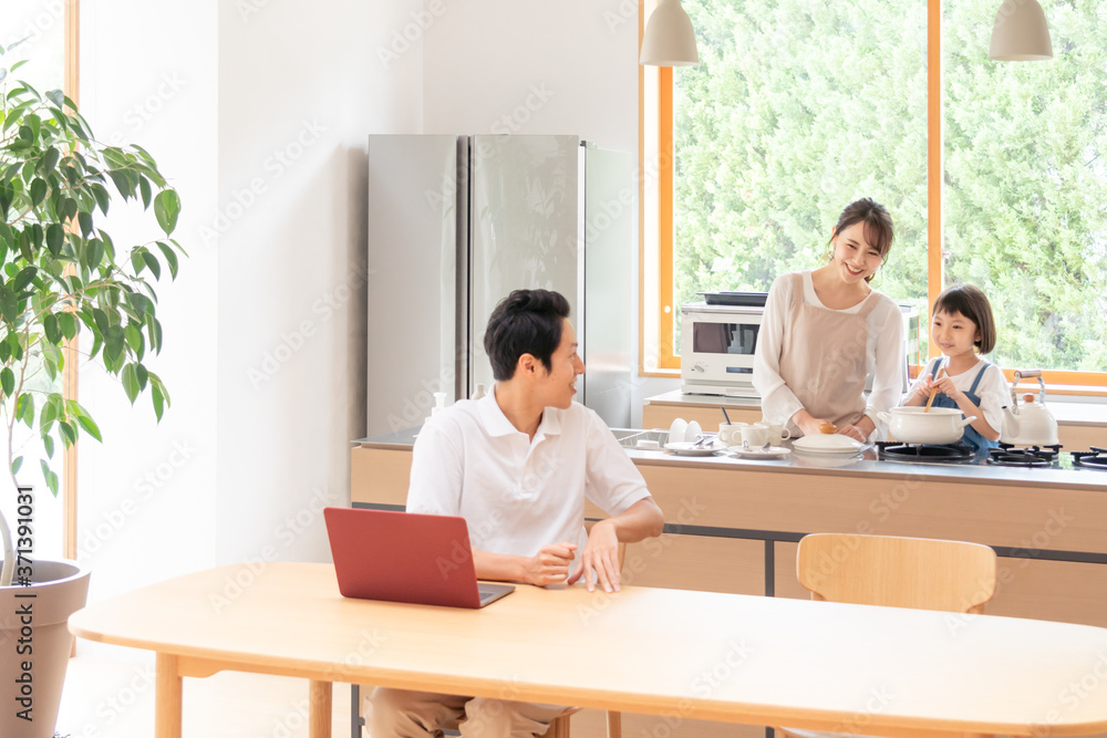 家でテレワークする男性と家族 家でテレワークする男性と家族