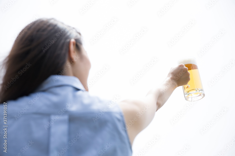 ビールを飲む女性 ビールを飲む女性