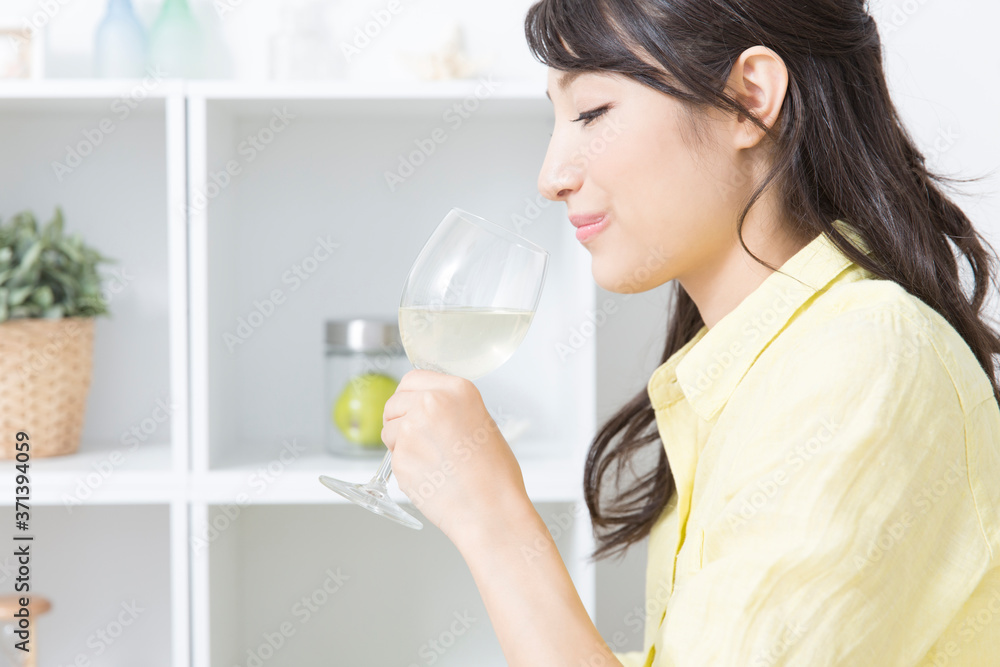白ワインを飲む女性 白ワインを飲む女性