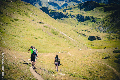 Escursionista cammina in montagna