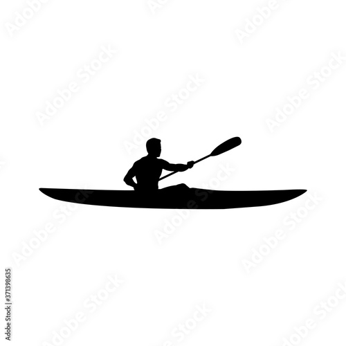 Deporte acuático. Silueta hombre remando en kayak en color negro