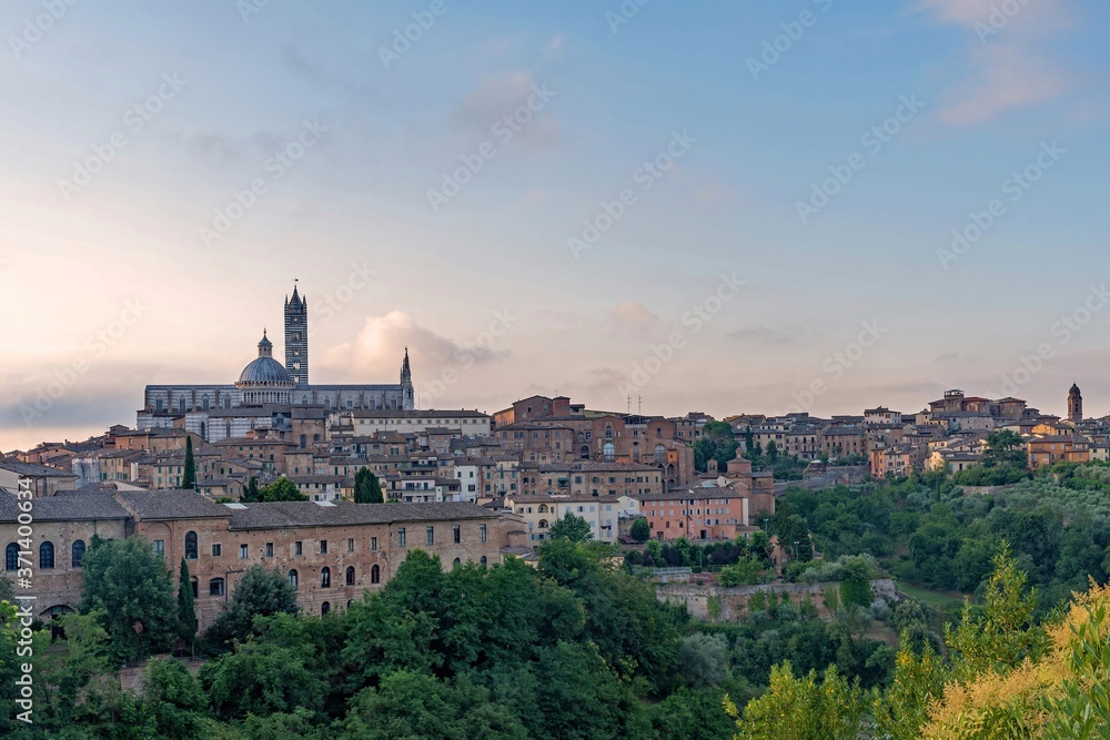 Panoramablick auf die Altstadt von Siena in der Toskana in Italien 