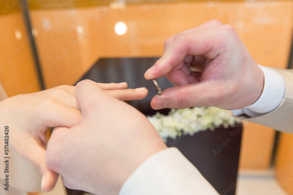 Obraz premium 指輪交換をする手元