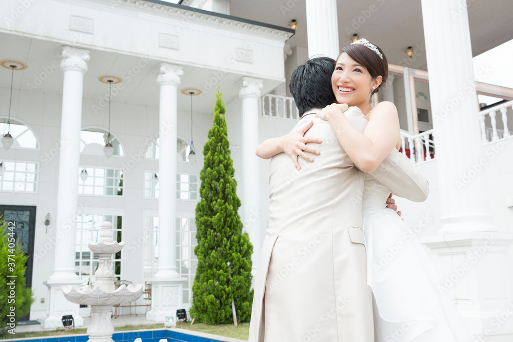 抱き合う新郎新婦 抱き合う新郎新婦