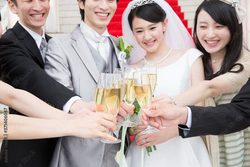 乾杯をする新郎新婦と友人 乾杯をする新郎新婦と友人