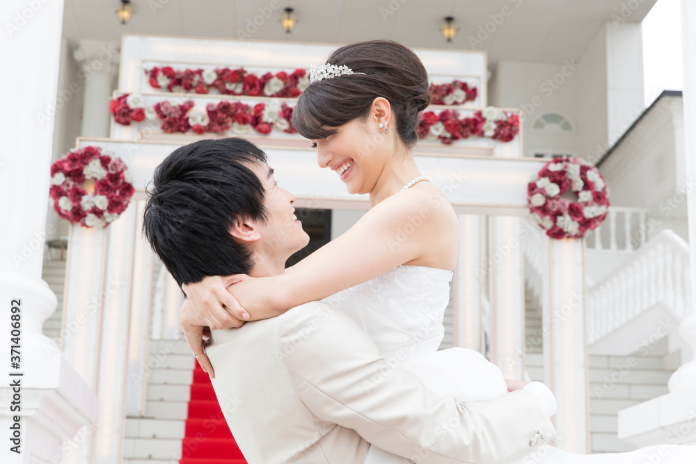 新婦を抱き上げる新郎 新婦を抱き上げる新郎