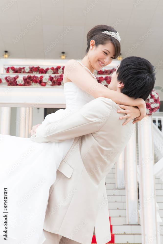 新婦を抱き上げる新郎 新婦を抱き上げる新郎
