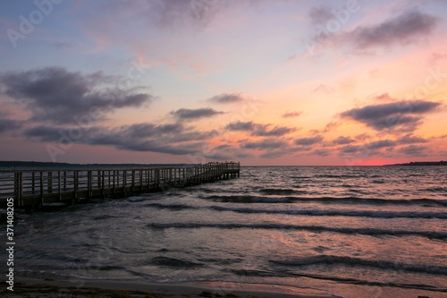 Steg am Ostsee Strand mit Wellen in der Morgen D  mmerung