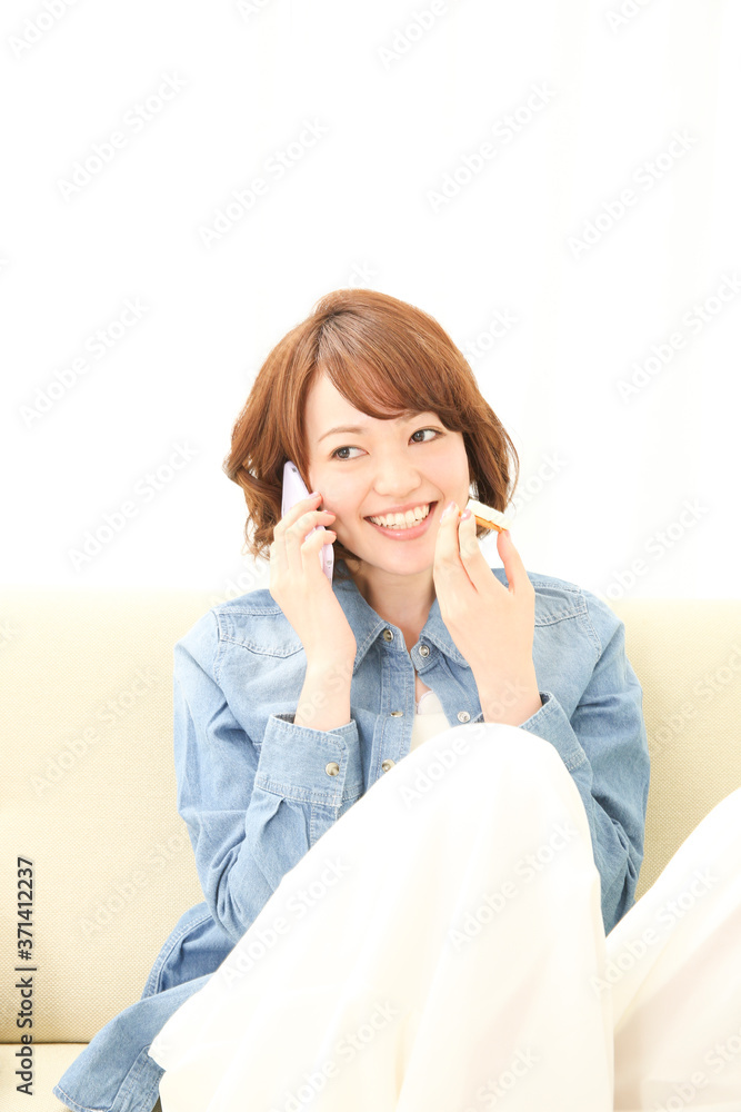 携帯電話で電話する女性