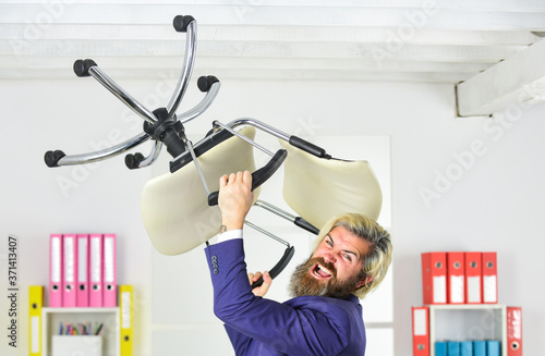 Foto businessman ready to throw chair