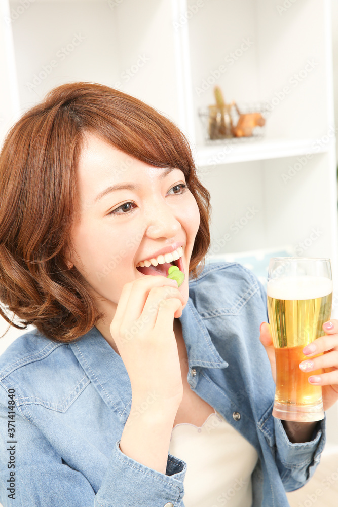枝豆を食べる女性 枝豆を食べる女性