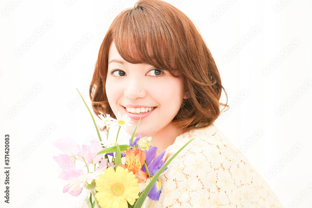 花を持つ女性 花を持つ女性