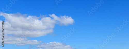 Fototapeta Naklejka Na Ścianę i Meble -  ciel bleu avec nuage
