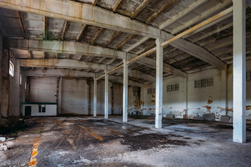 Wandcirkels Oude verlaten gebouwen Leeg industrieel pand vol verval  © Mulderphoto