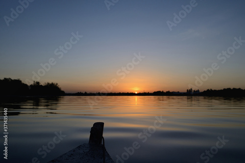 Por do sol visto de um barco 