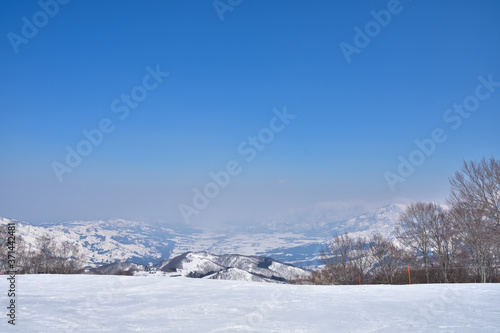 冬晴れのガーラ湯沢スキー場からの景色 © shiryu01