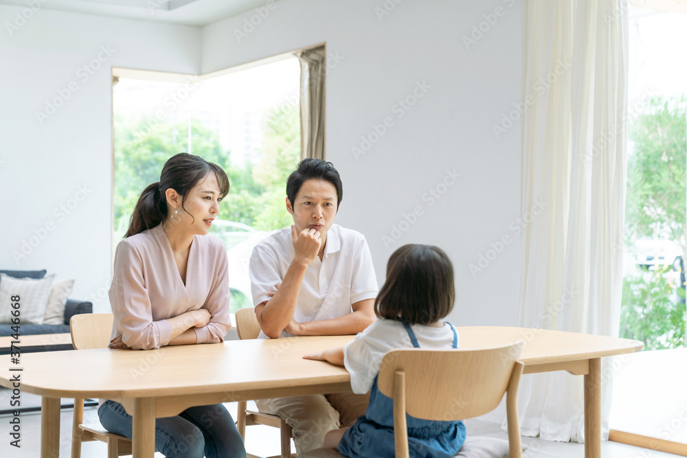 子供と話す夫婦 子育て 育児 教育 子供と話す夫婦 子育て 育児 教育