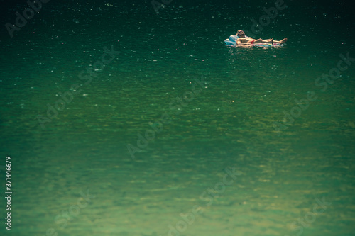 nageur sur une étendue d'eau en été © jef 77