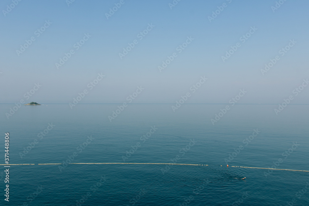 bateau et île sur la mer adriatique