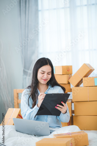Young woman entrepreneur se...