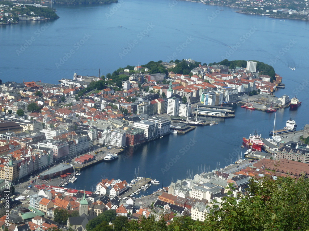 Eine schöne Sicht auf einen Fjord mit einer Stadt.