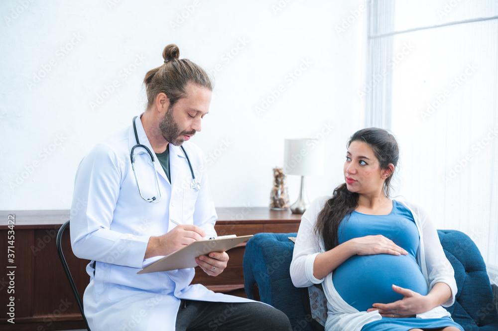 Obraz premium Pregnant women near birth have a pregnancy examination from a specialist doctor at home.