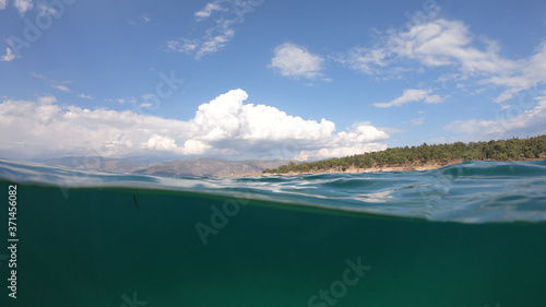 Foto Split underwater photo of exotic Caribbean island seascape with emerald sea and