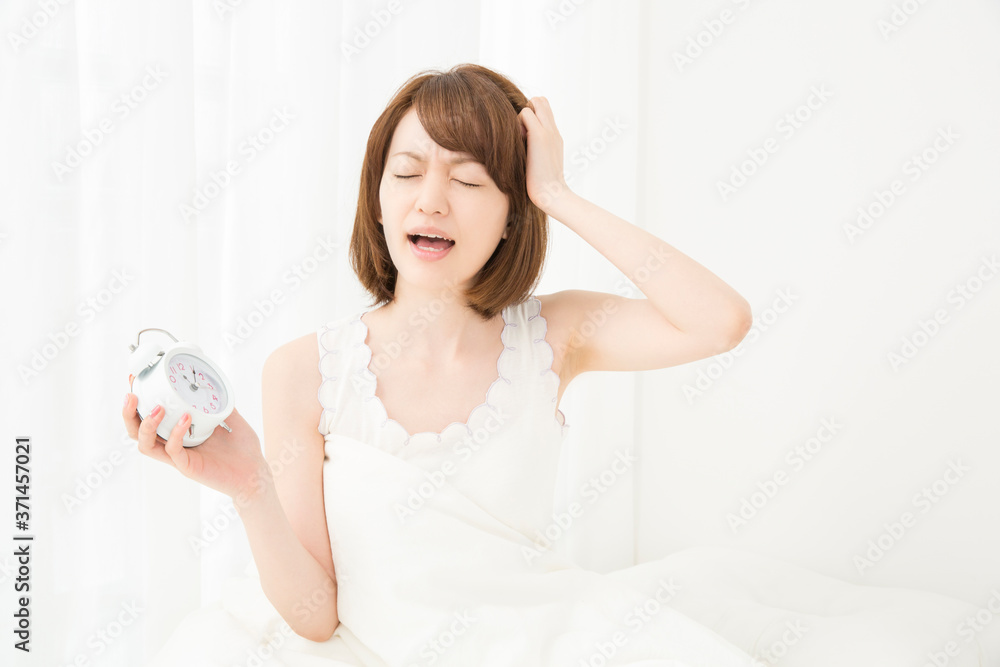 寝坊する女性 寝坊する女性