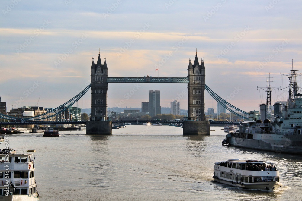 Naklejka premium A view of Tower Bridge in London