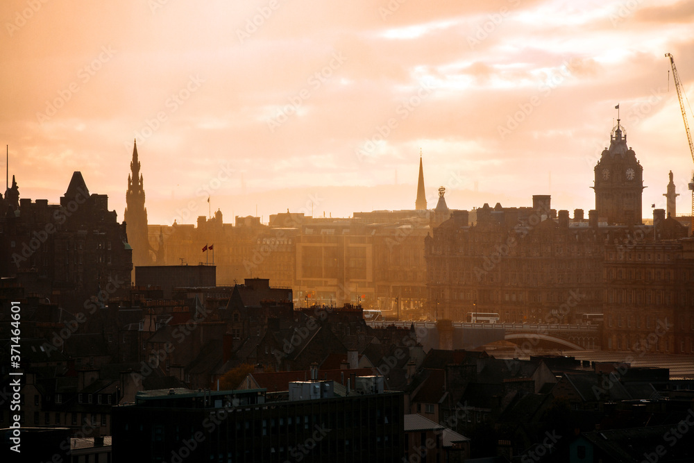 Fototapeta premium Sunset overlooking the beautiful city and castle of Edinburgh in Scotland
