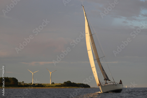 Segelboot mit Windrad - Windenergie.