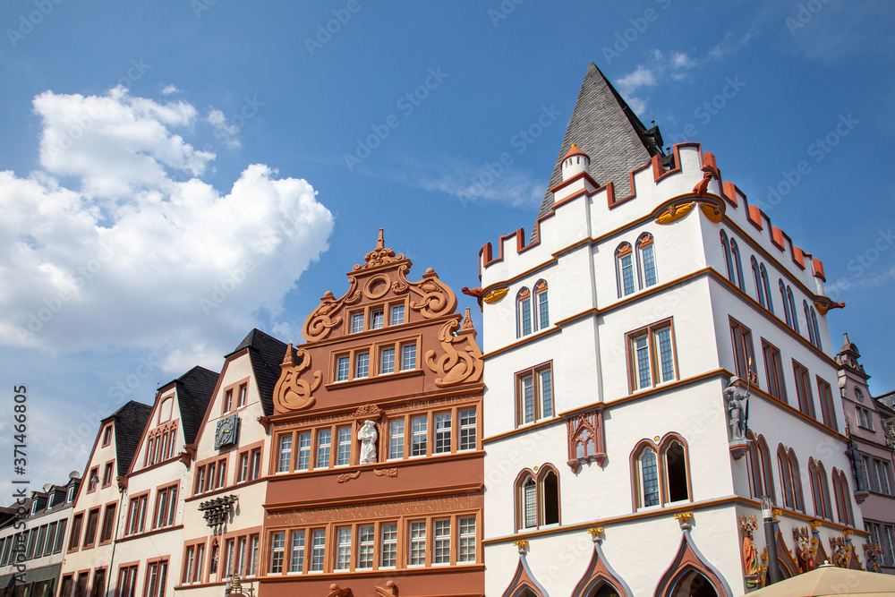 Fototapeta premium historische Fachwerkhäuser am Hauptmarkt in Trier , Rheinland Pfalz, Deutschland