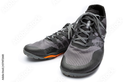 Sportschuhe (Barfuss-Schuhe), freigestellt vor weissem Hintergrund