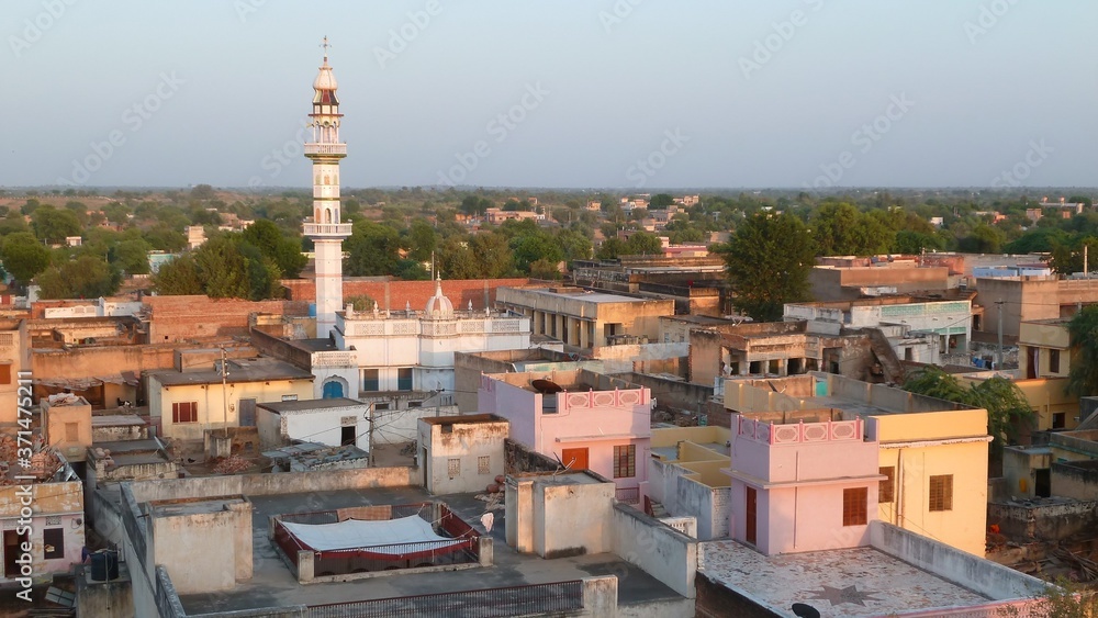 Vue aérienne panoramique sur la ville de Mandawa dans la région indienne du Shekhawati au Rajasthan, avec le minaret d'une mosquée (Inde)