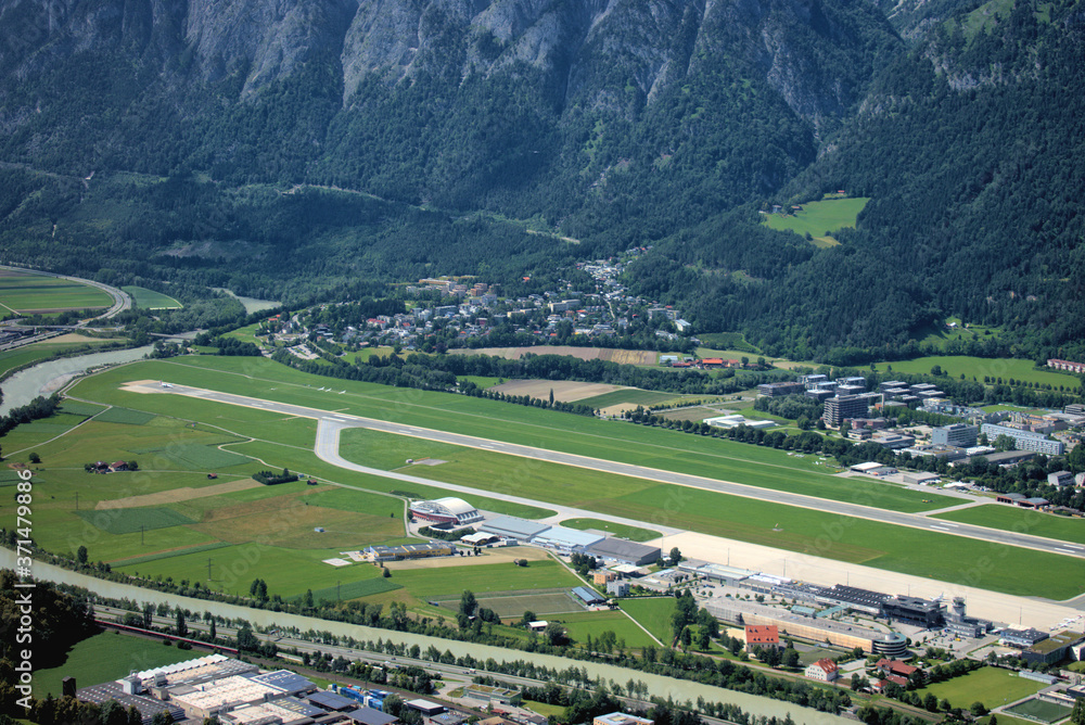 Landebahn vom Flughafen Innsbruck in Oesterreich 5.7.2020 Landebahn vom Flughafen Innsbruck in Oesterreich 5.7.2020