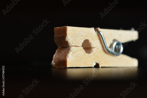Zbliżenie na malutką drewnianą klamerkę © dysania