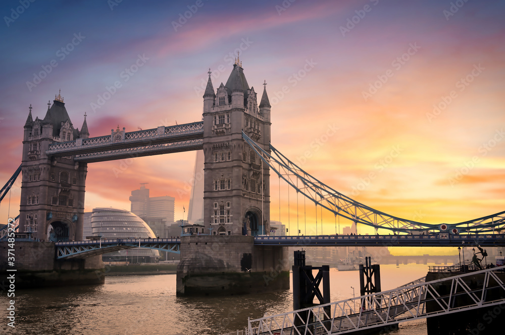 Obraz premium Sunset over Tower Bridge crossing the River Thames in London, UK.