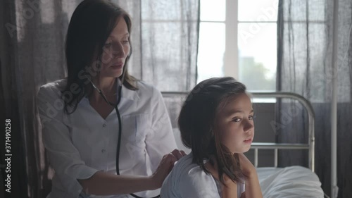 Girl of 8-10 years old fell ill, a doctor came to home