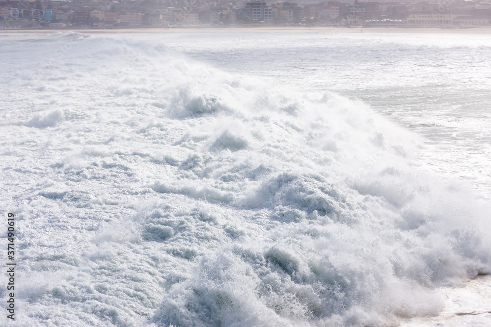 Obraz premium Foamy stong waves crashing in the ocean