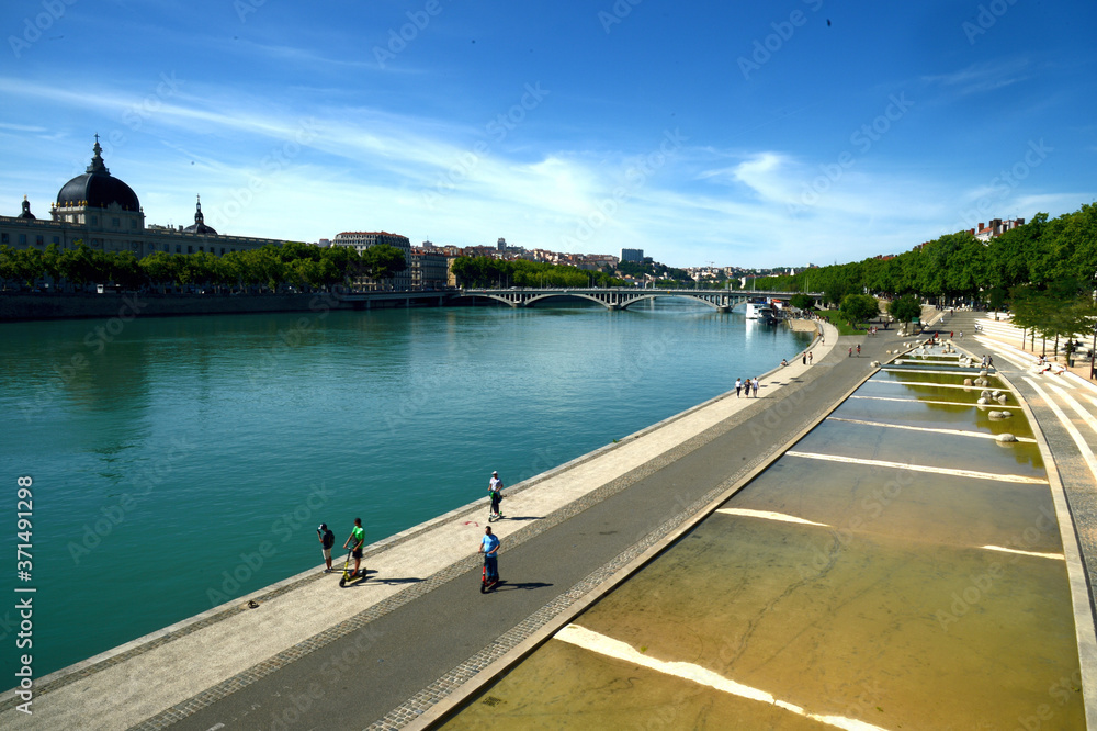 Lyon le 4 juillet 2020, le soleil du dé-confinement : pont de rencontre du ciel, de l' eau ....